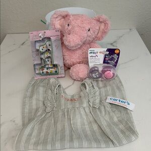 Baby girl shower gift bundle or welcome to the world bundle!!🩷🩷
4 new items!